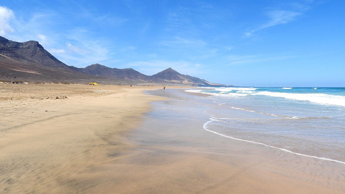 Nach Süden schauen wir auf 6 km Sandstrand den Playa de Cofete. 