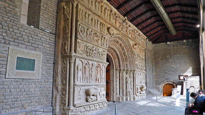 Klosterkirche Santa Maria de Ripoll - Portal aus dem 12. Jahrhundert.