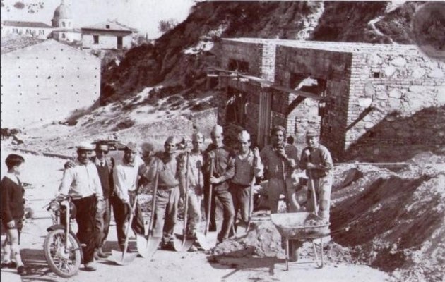 1958 Foto ricordo di muratori durante i lavori in via Ospizio per la realizzazione di un fabbricato che ospiterà per molti anni la scuola media Toscano