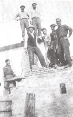 1935 Mastro Luigi Bruno con i figli muratori