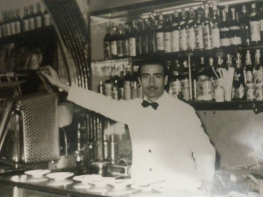 Fine anni '50 L'elegante barista Vincenzo Merlo