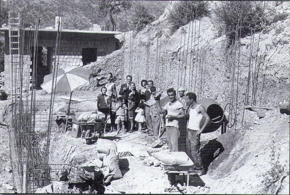 1963 Mastri muratori in opera. Tra gli altri, Mastro Totonno De Bello(mentre beve alla bottiglia), mastro Ciccio Berardi, mastro Giovanni Curia