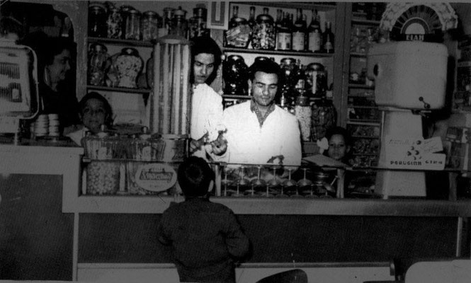 1956 Al Bar Montalto da sx Giuseppe Ponte e Antonio Suma(accanto alla Sig.ra Montalto il piccolo Pierino Cimino)