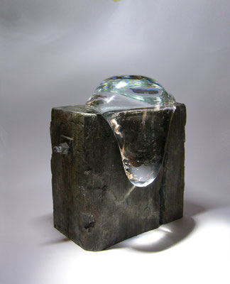 FLIESSENDER DIAMANT, Kristall und Bronze-Sockel, 34 x 29 x 22 cm