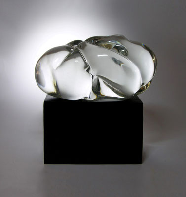 FROZEN SMOKE XI, Kristall und Bronze-Sockel, 31 x 29 x 18 cm 