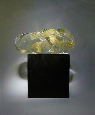 FROZEN SMOKE VIII, Kristall und Blattgold, Bronzesockel, 33 x 30 x 18 cm