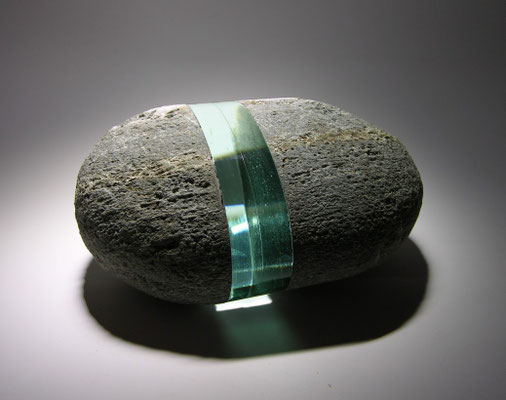 Glas/Stein-Verbindung, Kiesel und Floatglas, 9 x 21 x 14 cm