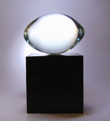 PUR  IV - IN BALANCE, Kristall und Bronze-Sockel, 37 x 24 x 17 cm