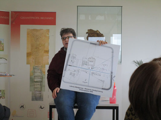 Tamara Barnusch zeigt den Grabungsplan.