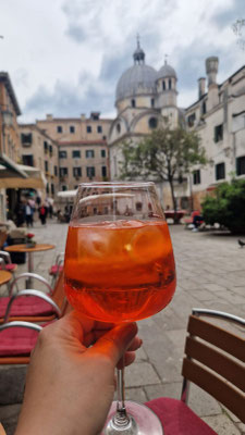Ein Aperol Spritz während eines Ausflugs nach Venedig ist ein unvergesslicher Moment. (Foto: Maria Masala)