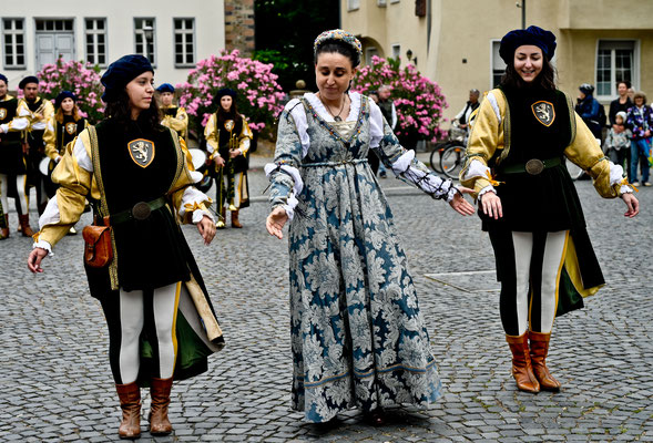Auch die Renaissance-Tänzerinnen bezaubern das Publikum am Kirchenplatz. (Foto: B. Czernek)