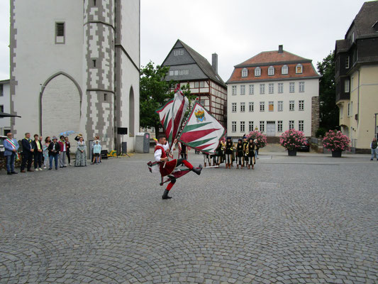 Die FahnenschwenkerInnen zeigen ihr Können mit akrobatischen Übungen am Kirchenplatz. (Foto: A. Riva)