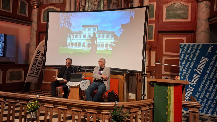 Autor Daniel Speck (l.) und Moderator Jörg Braunsdorf (r.).