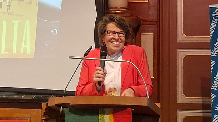 DIG-Vorsitzende Rita Schneider-Cartocci begrüßt das Publikum.