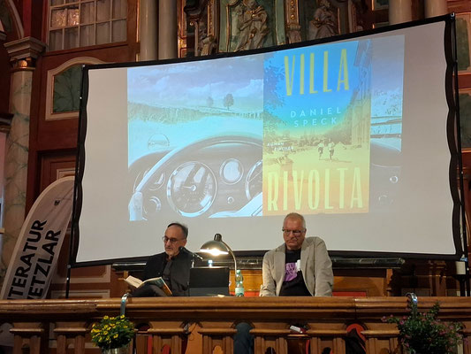 Autor Daniel Speck (l.) und Moderator Jörg Braunsdorf (r.).