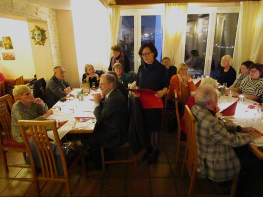 DIG-Vorstandsmitglied Grazia Caiati liest ein Weihnachtsgedicht des italienischen Autors Gianni Rodari vor.
