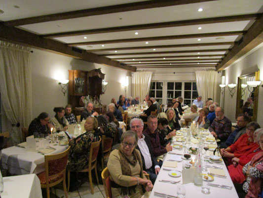 Die Gäste im Restaurant Geranio lauschen Opernarien. (Foto: A. Riva/DIG)