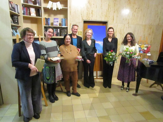 V.l.n.r.: Rita Schneider-Cartocci (DIG-Vorsitzende), zwei Vertreterinnen der Phantastischen Bibliothek Wetzlar, Prof. Dr. Christian Janecke (HfG Offenbach), die Künstlerin Birgit Salzmann, Sängerin Irene Oberosler und Pianistin Anja Lagerwerf.