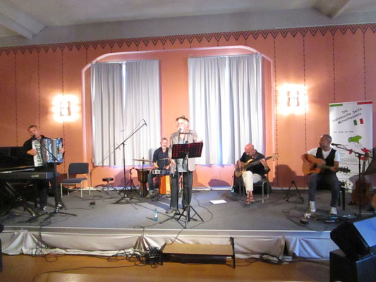 Die Mandillä spielen in der Bezalel-Synagoge in Lich.