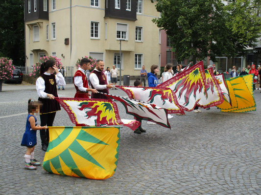 Und Kinder durften Fahnen tragen und eine Runde mit den professionellen Fahnenschwenkern laufen. (Foto: A. Riva)