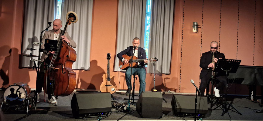 Faber Sanna & Friends: v.l.n.r. Kontrabassist FritzeKatz, Sänger Fabrizio Sanna und Saxofonist André Tsirlin.