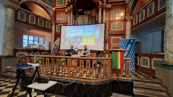Autor Daniel Speck (l.) und Moderator Jörg Braunsdorf (r.).