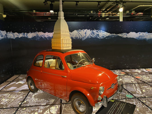 Automobilmuseum: Ein fiat 500 mit der Mole, dem Symbol der Stadt.