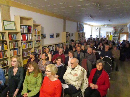 Großes Publikum für die Eröffnung der Venedig-Ausstellung „Jenseits der Fassade“ in der Phantastischen Bibliothek Wetzlar.