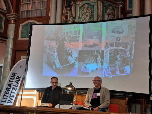 Autor Daniel Speck (l.) und Moderator Jörg Braunsdorf (r.).