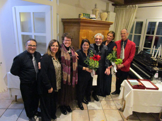 DIG-Vorsitzende Rita Schneider-Cartocci (3. v. l.) mit Familie Geranio, Opernsängerin Anja Börner (2. v. r.) und Pianist Oliver Blüthgen (1. v. r.). (Foto: A. Riva/DIG)