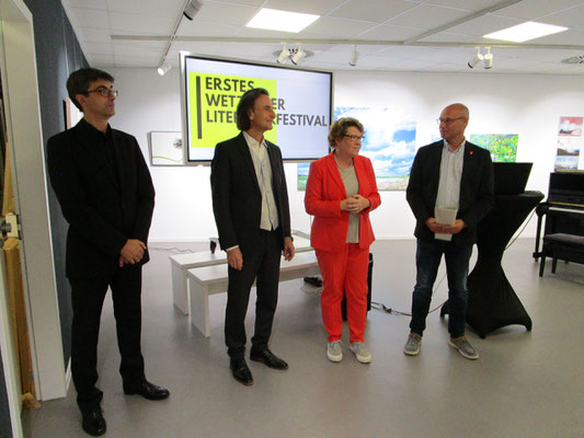 V.l.n.r.: Pianist Romeo Zucchi, Autor Dr. Klaus Rudolf Engert, DIG-Vorsitzende Rita Schneider-Cartocci und Kulturdezernent der Stadt Wetzlar Jörg Kratkey.
