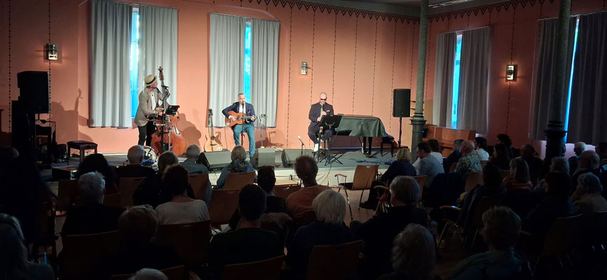 Das Publikum im Saal der Bezalel-Synagoge genießt den Konzert-Abend