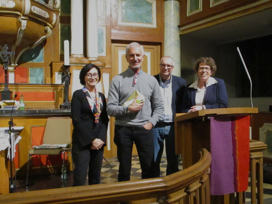 V.l.n.r.: Grazia Caiati (Moderatorin), Autor Gianrico Carofiglio, Jörg Braunsdorf (deutsche Stimme der Lesung), Rita Schneider-Cartocci (DIG-Vorsitzende). (Foto: A. Riva/DIG)