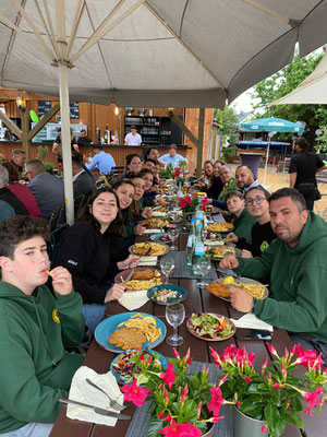 Gäste aus Ferrara, Vertreter der Stadt Gießen, DIG-Vorstandsmitglieder, Gastfamilien und Freunde genossen einen geselligen Abend nach den Veranstaltungen in der Gaststätte Marinestuben an der Lahn. (Foto: R. Schneider-Cartocci)