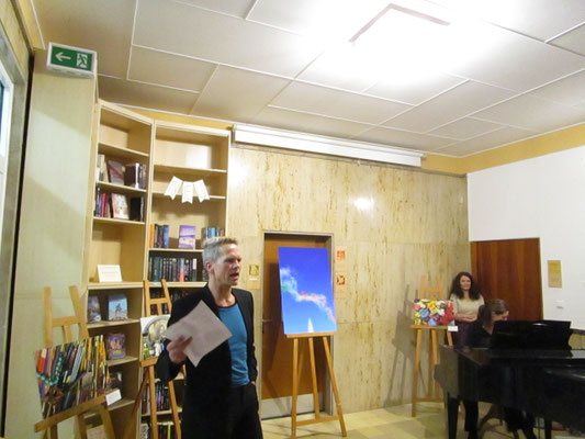 Prof. Dr. Christian Janecke (Hochschule für Gestaltung Offenbach) führte in die Ausstellung ein.