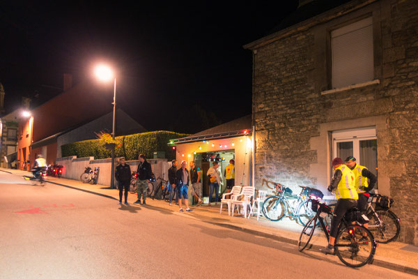 Garagenparty zu Ehren der Radfahrer. Als Gegenleistung für Essen und Trinken wollte der Besitzer eine Postkarte aus dem Heimatort