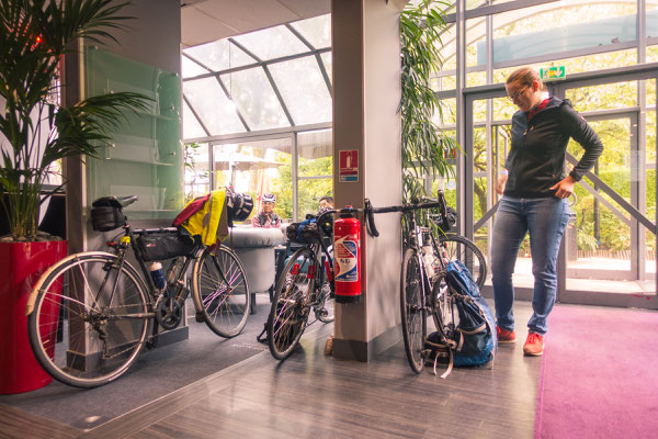 In der Lobby warten mindestens 5 andere Fahrrad-Nationen