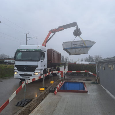 Grube für Grüngut der Gerster Recycling AG.