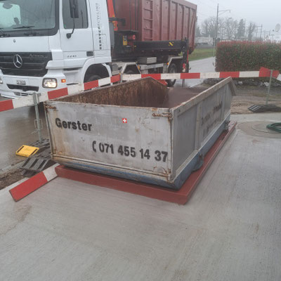 Grube für Grüngut der Gerster Recycling AG.