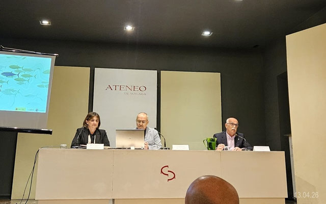 El vocal Felipe Foj abriendo el acto que inaugura el programa "Málaga y la Mar 2026"