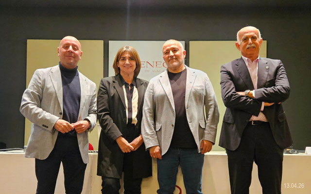 Los integrantes de la mesa con Miguel Tello, presidente del Ateneo.