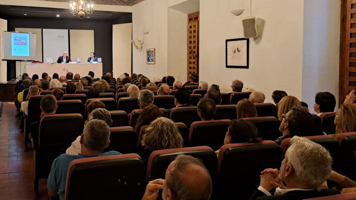 El público llenó el Salón de actos.