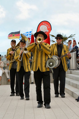 Brassband The Marching Saints zum Frühschoppen am Leuchtturm Warnemünde