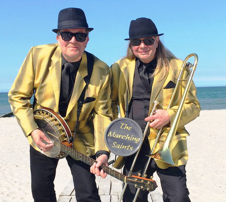 The Marching Saints Duo am Strand von Warnemünde