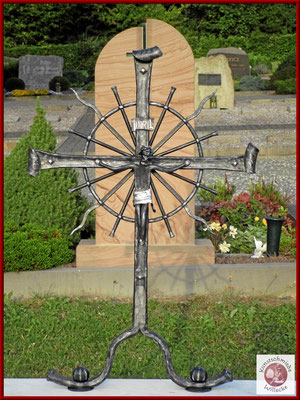 geschmiedetes Grabkreuz mit geschmiedetem Korpus