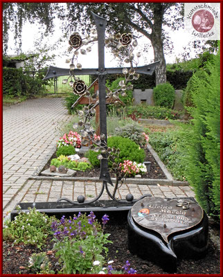 geschmiedetes Grabkreuz mit einer Rosenranke aus Schmiedebronze mit einer getriebenen Schrifttafel