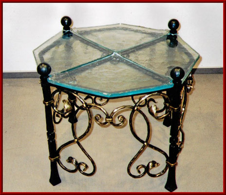 geschmiedeter Tisch Stahl mit Bronzeelementen und gegossenen Glasplatten