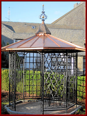 Gartenpavillon mit geschmiedeten Seitenteilen und Kupferdach
