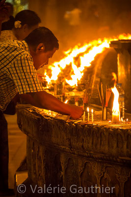 Prières du soir à Shwedagon