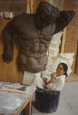 Magali-Nourissat-artiste-sculpture-monumentale-atlante-cheminée-plâtre-blanc